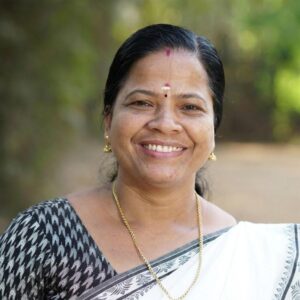 UDF candidate Usha Vijayan leading in Mananthavady constituency during vote counting, with LDF trailing as per latest election updates.