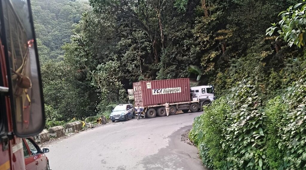 Traffic block at Thamarassery Ghat as heavy vehicles struggle at the 7th hairpin bend